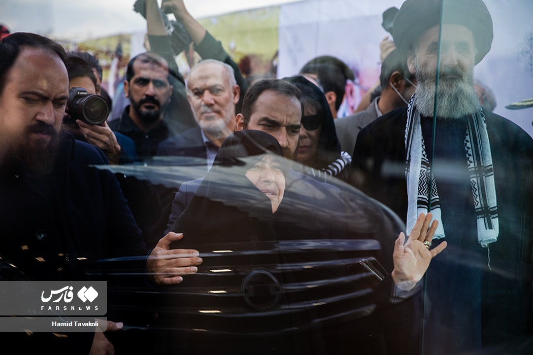 عکس/ واکنش تلخ همسر «شهید فخری زاده» هنگام مشاهده خودروی تیرباران شده همسرش