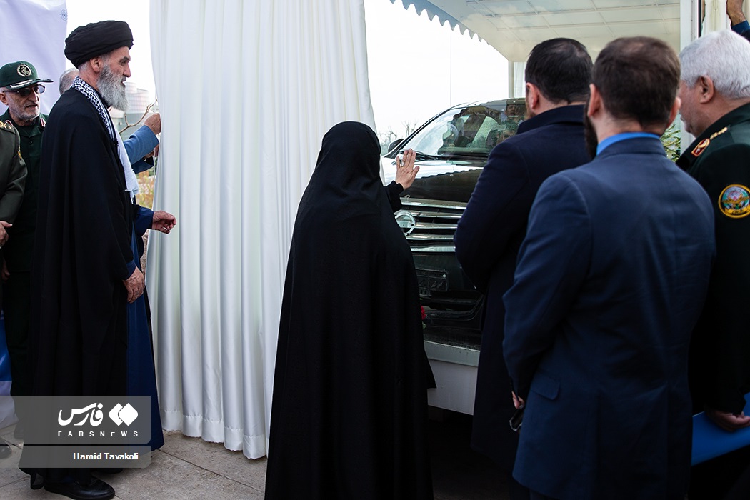 عکس/ واکنش تلخ همسر «شهید فخری زاده» هنگام مشاهده خودروی تیرباران شده همسرش