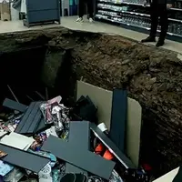لحظه عجیب فرو رفتن یک سوپر مارکت چینی در زمین با مشتری‌هایش