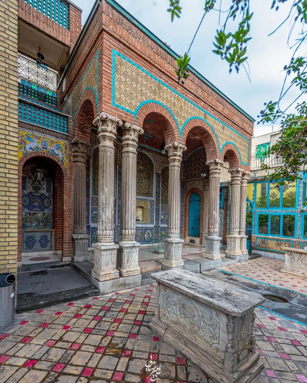 عمارتی کوچک و چشم‌نواز در تهران