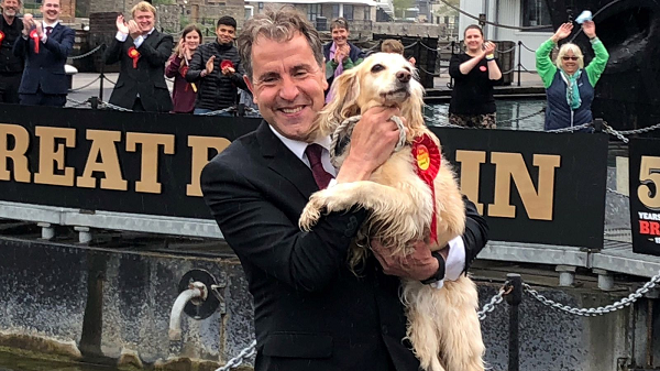4گوشه دنیا/جنجال هزینه ۱۰ هزار پوندی شهردار انگلیسی از بودجه عمومی برای چاپ عکس سگش!