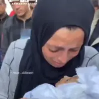 وداع مادر فلسطینی با نوزاد ۵ ماهه خود که طی بمباران غزه به شهادت رسید
