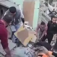 تلاش امدادگران برای نجات شهروندان زیرآوار مانده در بمباران اردوگاه المغازی