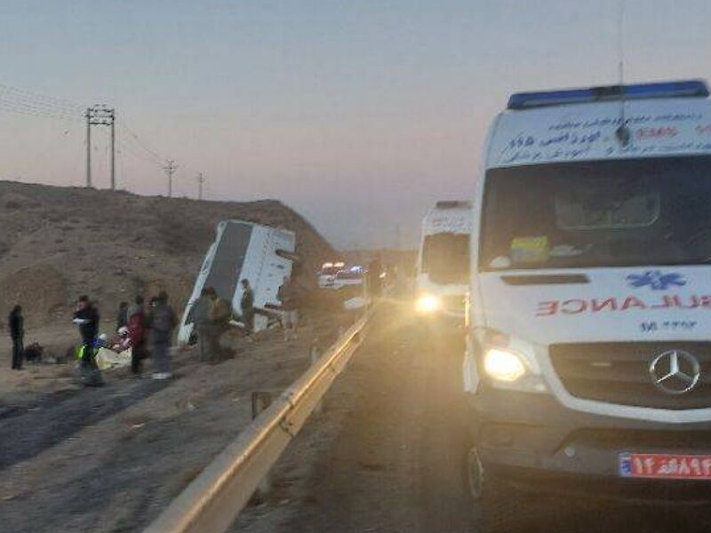 واژگونی اتوبوس در بزرگراه نیشابور- مشهد؛ 26 نفر مصدوم شدند