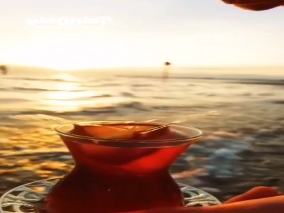 اسلوموشن جالب انداختن یک حبه قند داخل چای