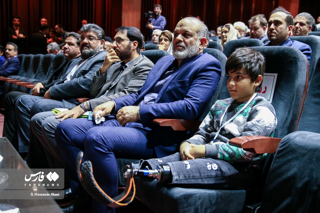 عکس/ گفتگوی یکی از معلولان با وزیر کشور در حاشیه یک همایش