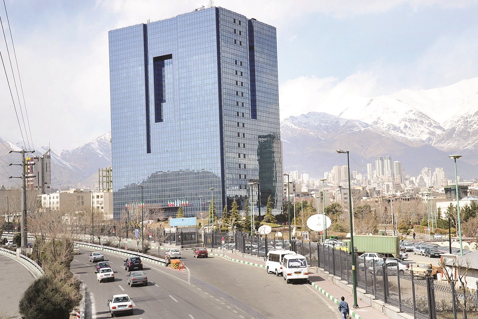 بانک مرکزی: مشکل موسسات ناتراز را به بانکها منتقل نمیکنیم