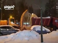 همکاری کامیون و برف روب برای لیز کردن خیابان!