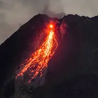 فوران از کوه آتشفشان مراپی در اندونزی
