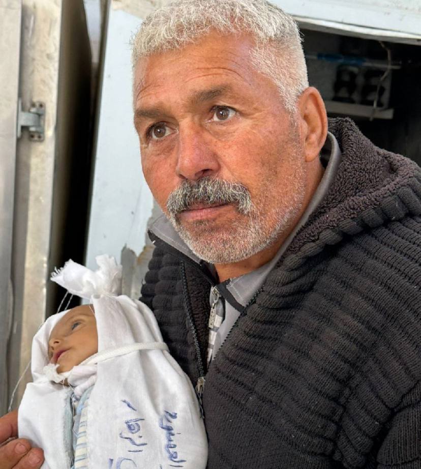عکس/ رسانه صهیونیستی این نوزاد شهید را عروسک‌ تشخیص داد!