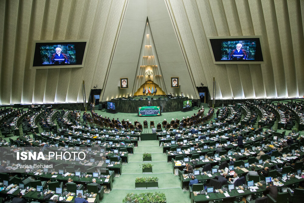 خوش و بش نمایندگان در صحن علنی مجلس شورای اسلامی 