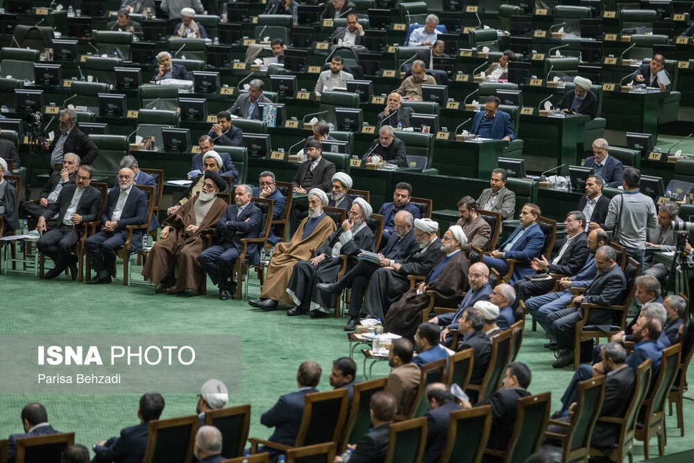 خوش و بش نمایندگان در صحن علنی مجلس شورای اسلامی 