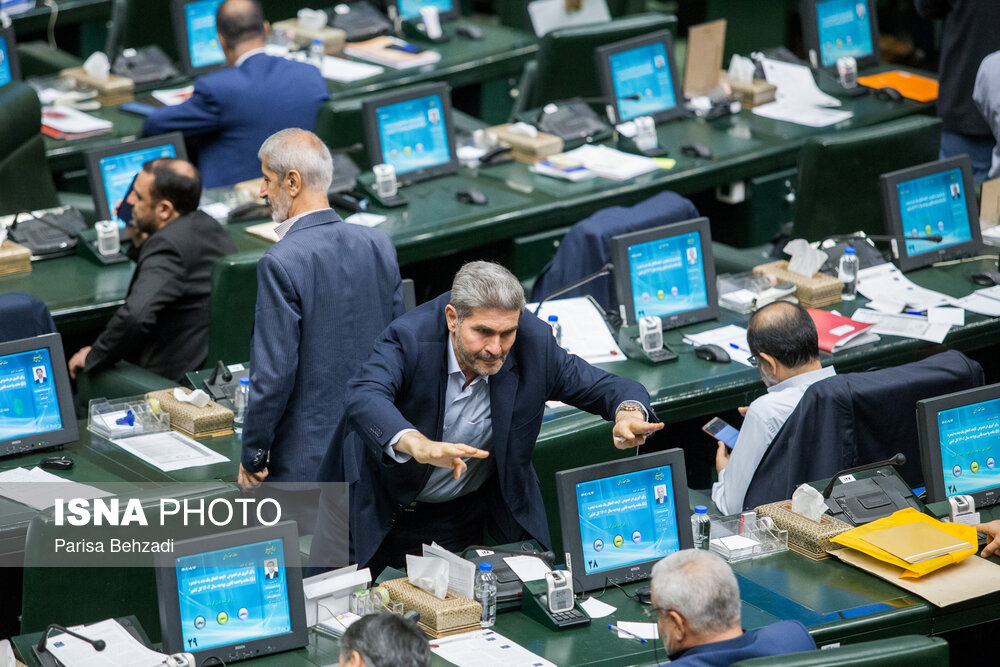 خوش و بش نمایندگان در صحن علنی مجلس شورای اسلامی 