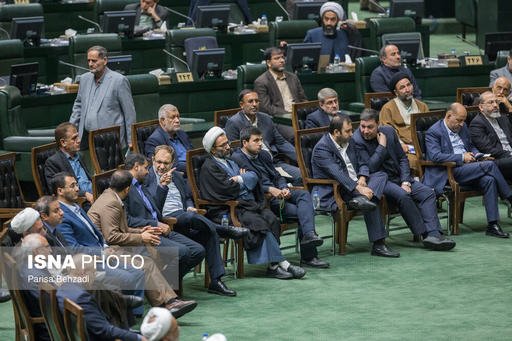 خوش و بش نمایندگان در صحن علنی مجلس شورای اسلامی 