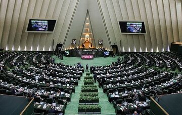 عکسی عجیب از آقای نماینده در صحن مجلس؛ چرا این همه آب معدنی؟