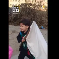 کودکی فلسطینی که نمی داند چرا پرچم سفید در دست دارد