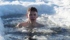 پرش در آب یخ طبیعی