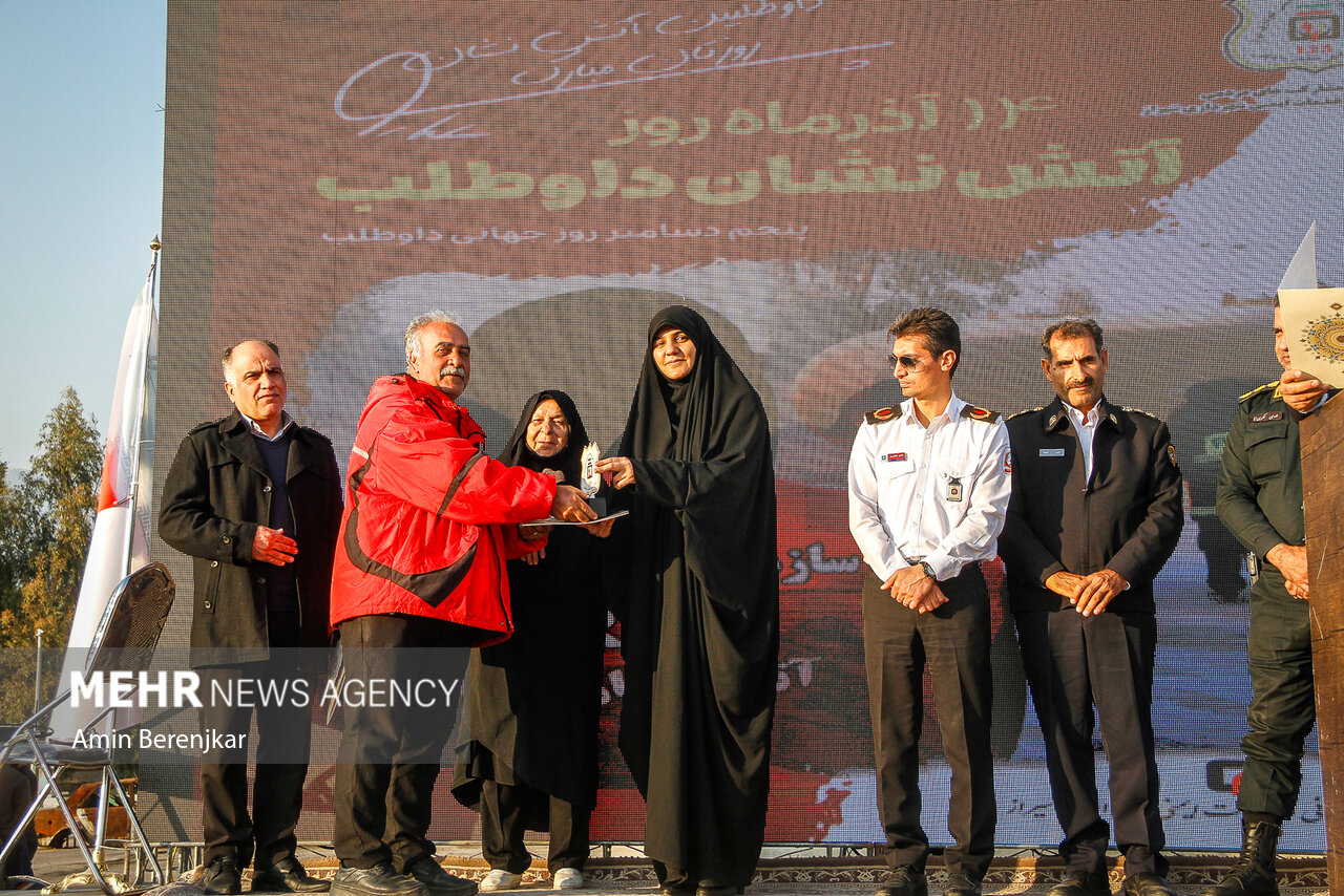 عکس/ مانور آمادگی و مراسم پاسداشت آتش نشان داوطلب