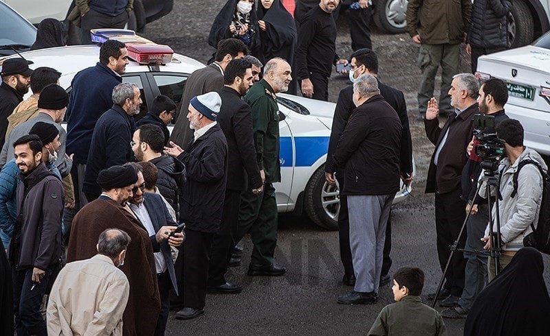 عکس/ حضور سردار قاانی و سردار سلامی در مراسم تشییع پیکر شهید مدافع حرم 