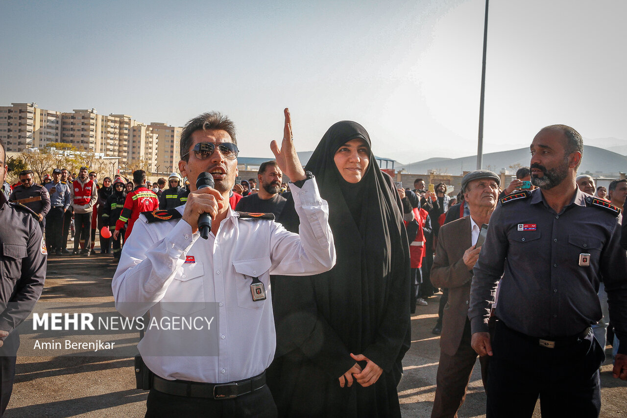 عکس/ مانور آمادگی و مراسم پاسداشت آتش نشان داوطلب
