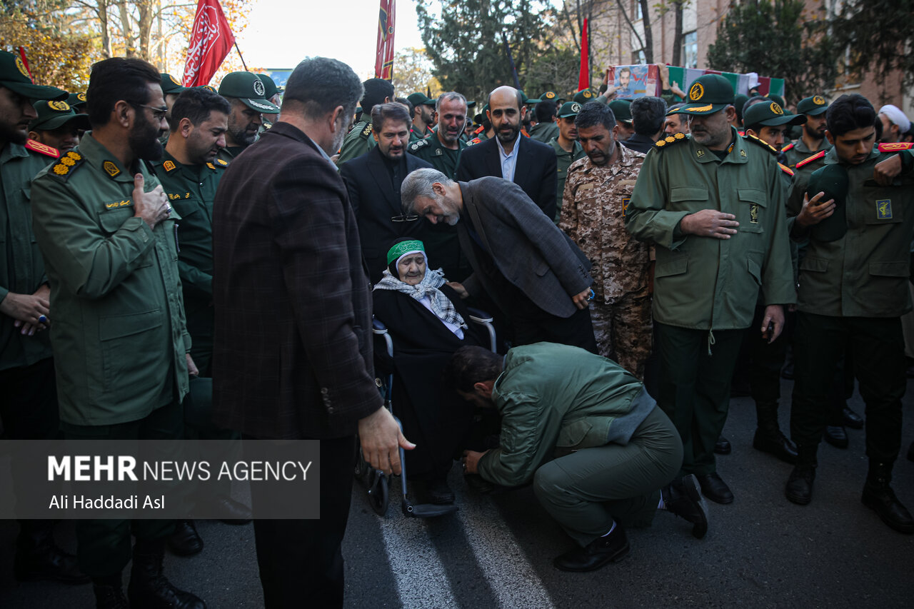 عکس/ آخرین وداع خانواده شهید مدافع حرم «حسن اکبری» در مراسم تشییع