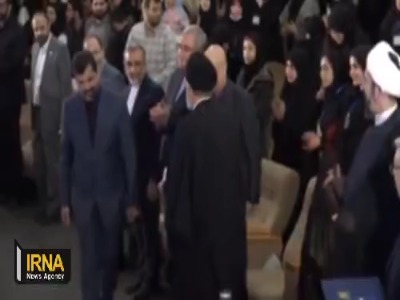 تشویق پرشور رئیس‌‎جمهور توسط دانشجویان شهید بهشتی