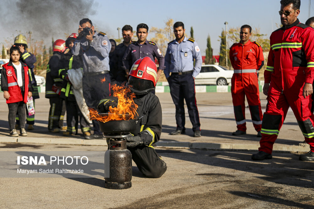 مانور آمادگی و مراسم پاسداشت آتشنشان داوطلب شیراز