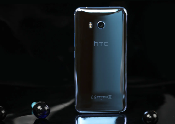 HTC از بازار موبایل دل نمیکند