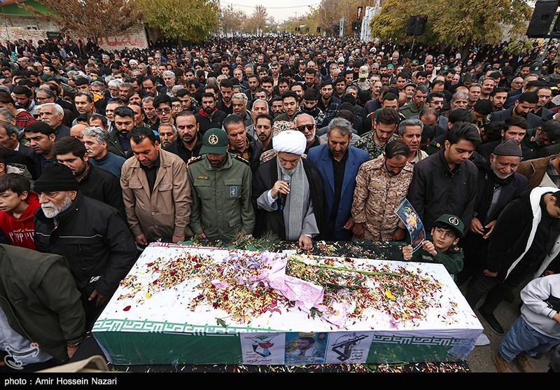 عکس/  آخرین وداع مادر شهید مدافع حرم «الیاس چگینی» پس از دوری 8 ساله