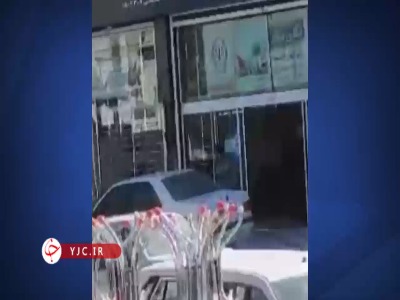 لحظه سرقت مسلحانه از بانک سپه در زاهدان