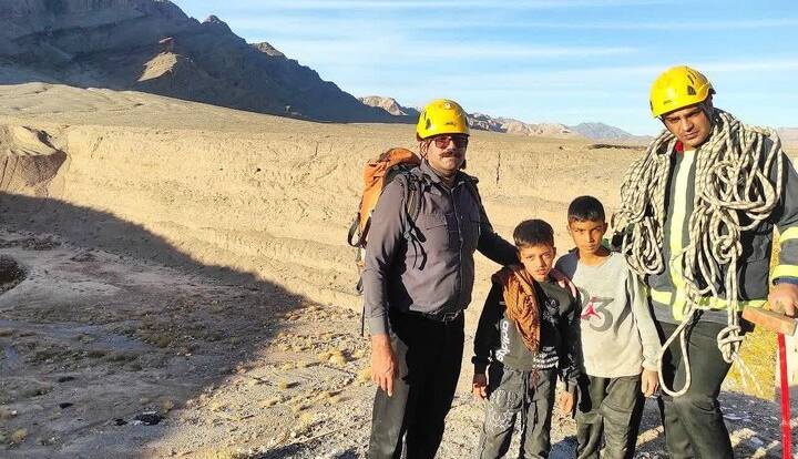 نجات 2 کودک کرمانی گرفتار در کوه