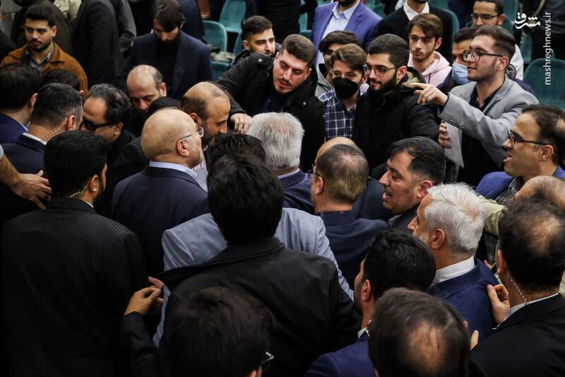 عکس/ گفت‌وگوی چهره‌به‌چهره قالیباف با دانشجویان