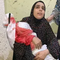 عکس/ آخرین وداع مادر فلسطینی با دلبندش