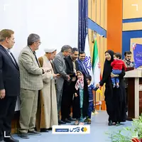 عکس/ ۳ فرزند یک استاد دانشگاه هنگام دریافت جایزه پژوهشگر برتر سوژه شد