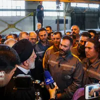 عکس/ خوش و بش رییس جمهور با کارمندان کارخانه «ایران تراورس»