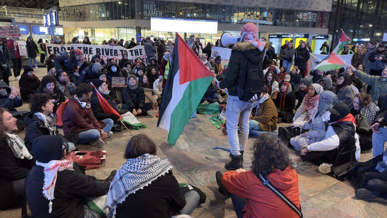 تحصن هلندی‌های حامی فلسطین در ایستگاه راه‌آهن