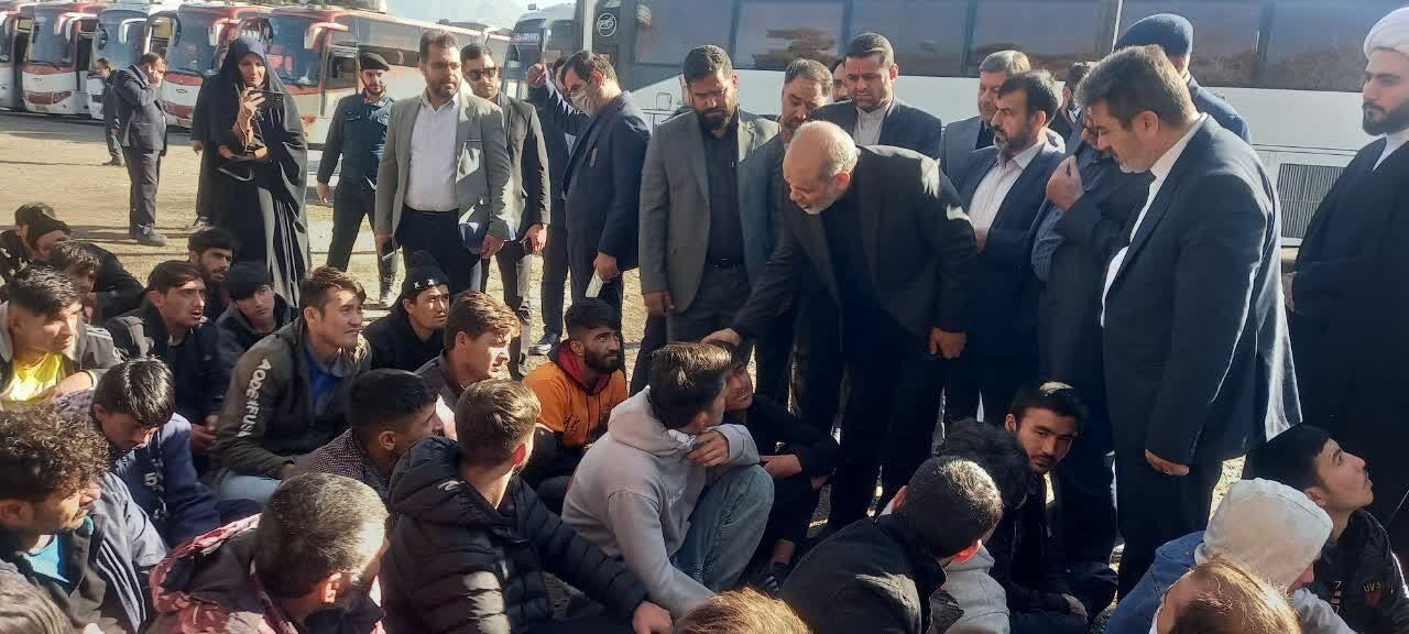 سوال و جواب وزیر کشور از مهاجران خارجی در کمپ بازگشت اتباع غیرمجاز کرج