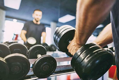 کاهش احساس بیارزشی با ورزشهای قدرتی