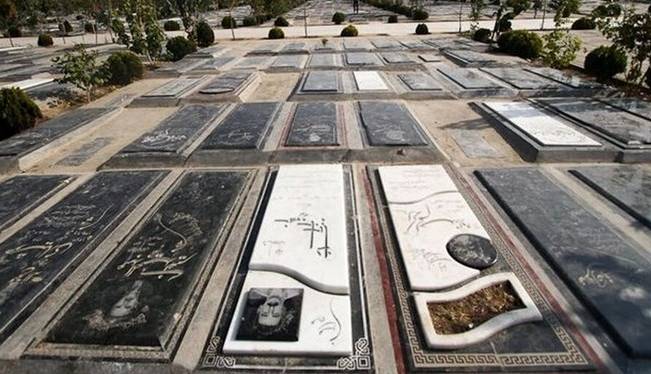 ماجرای غم و شادی در قبرستان دهدشت!