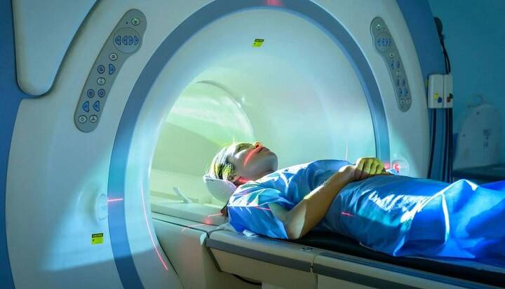 چرا نباید با فلز داخل دستگاه MRI رفت؟