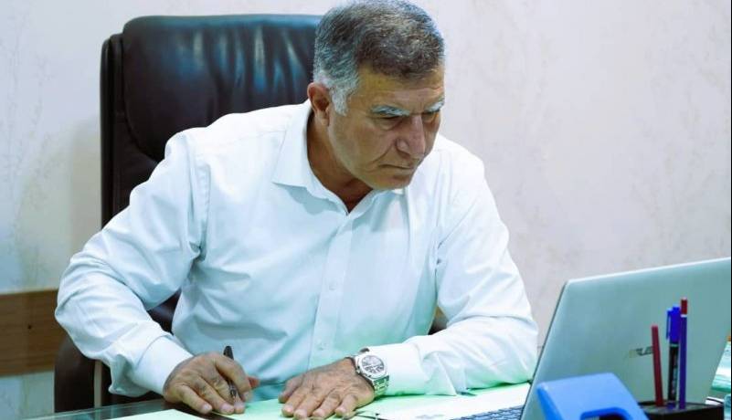 آقا معلم دوباره پشت کامپیوتر نشست!