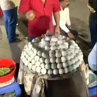 سرو جالب تخم مرغ در خیابان‌های هند