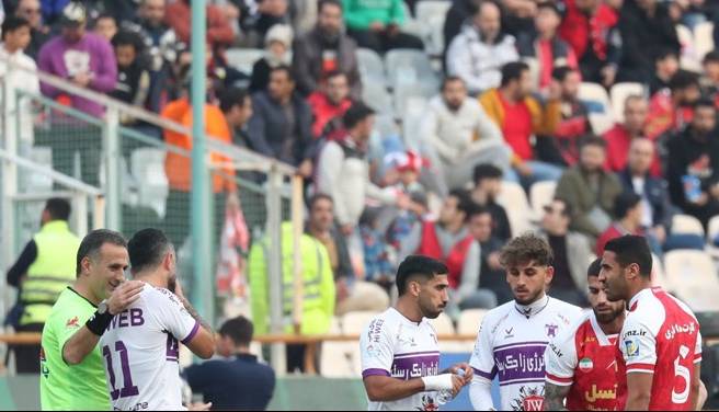 استراحت هوادار پس از شکست مقابل پرسپولیس