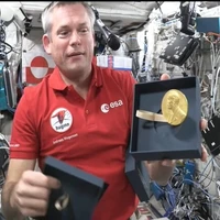 مدال نوبل فیزیکدان مشهور شناور در فضا