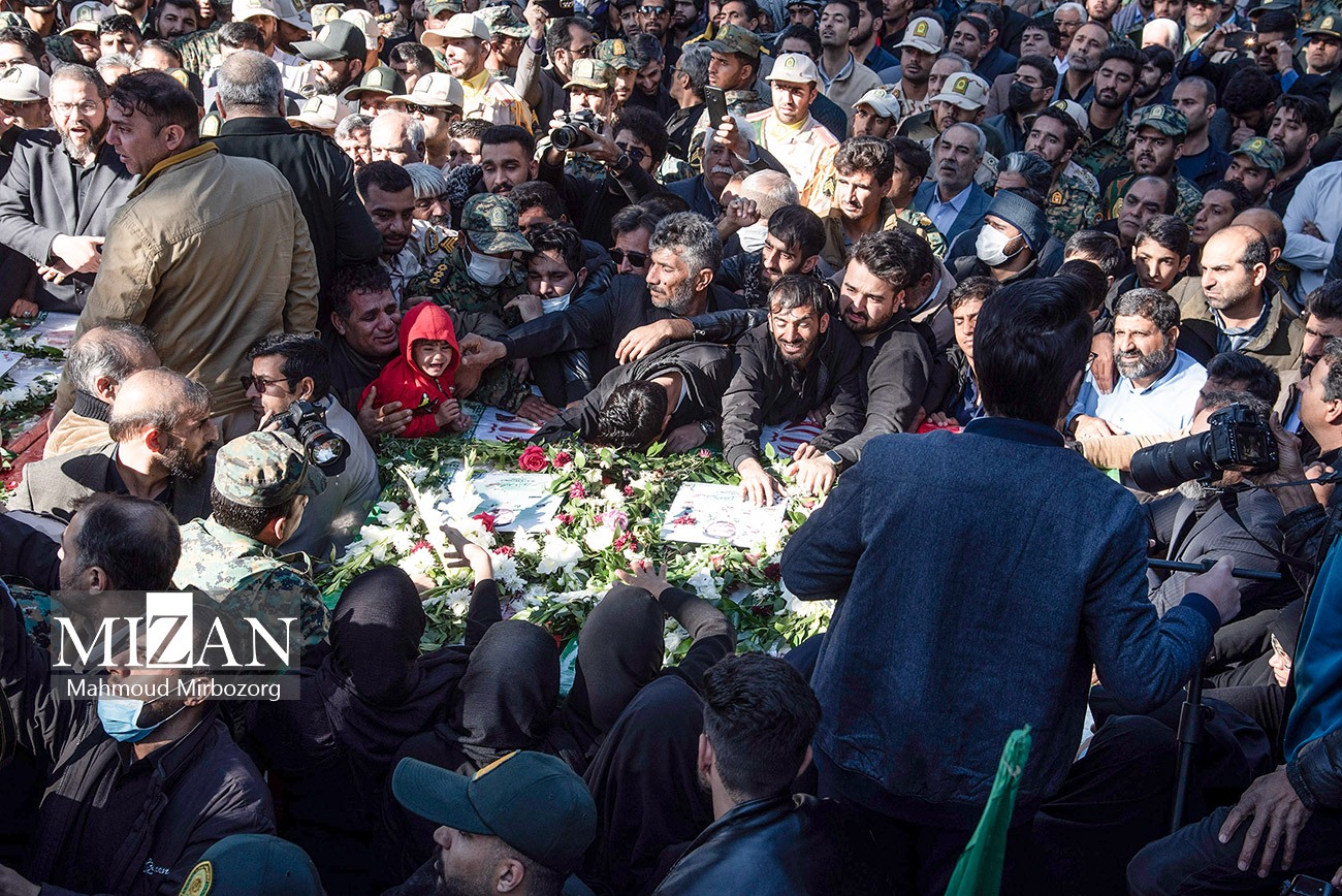 عکس/ تصاویری تلخ از وداع با پیکر مطهر ۱۱ شهید حادثه تروریستی "راسک"