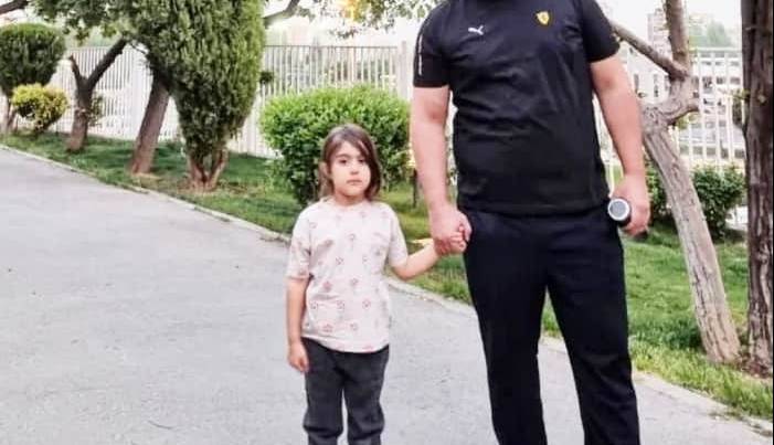 چهره ها/ عکس کریسمسی محسن کیایی و دخترش