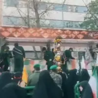 تشییع پیکر مطهر ۱۱۰ شهید گلگون‌کفن بر دستان مردم تهران