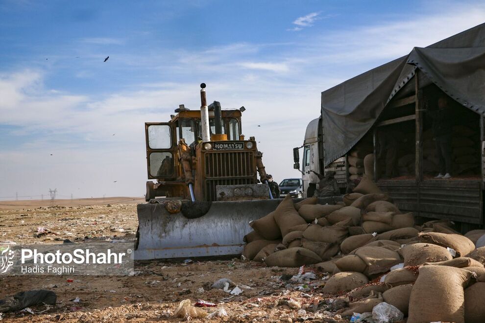 عکس/ معدوم سازی ۹۲ تُن بادام زمینی کپک زده در مشهد