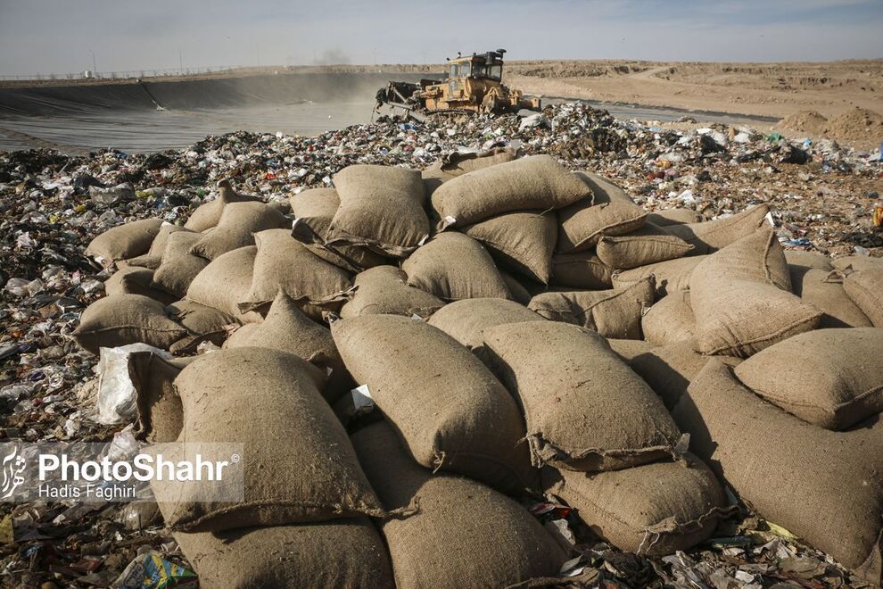 عکس/ معدوم سازی ۹۲ تُن بادام زمینی کپک زده در مشهد