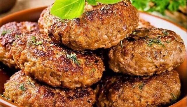 ۱۰ راز خوشمزه شدن کتلت که دستپخت شما را محبوب میکند